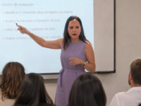 Lucía Alarcón Sotomayor dando clase.png
