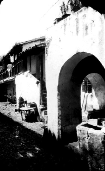 Archivo:Posada del Potro (1930). Jay V. Hare Lantern Collection.png