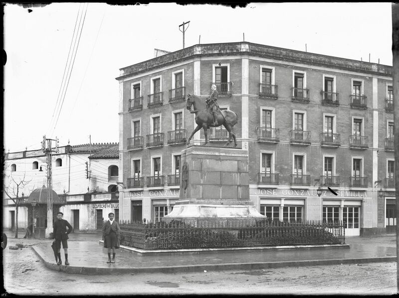 Archivo:Estatua del Gran Capitán (1924) en avenida del gran Capitán.jpg