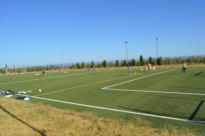 Archivo:Campo fútbol Silillos.jpg