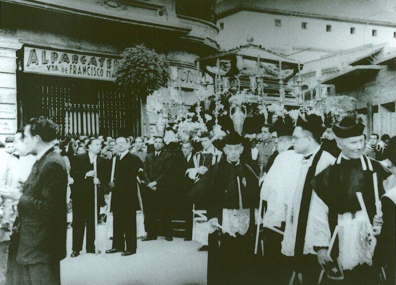 Archivo:1949 Antonio Sáez Pozuelo capataz del Santo Sepulcro durante la Procesión Oficial del Santo Entierro.jpg
