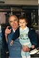 Antonio con su nieta Alba en el bar, diciembre 1988