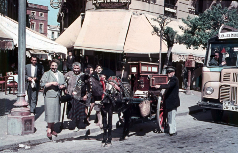 Archivo:Plaza de las Tendillas. La Coja del Pianillo (1959.png