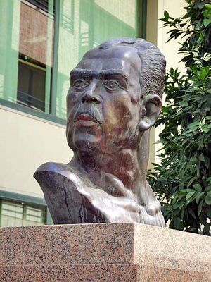 Busto de Lázaro Cárdenas.jpg