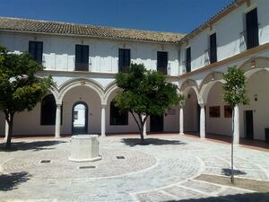 Claustro convento S Fco de la Victoria Puente Genil.jpg