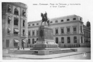 Plaza de Cánovas y monumento al Gran Capitán.jpg