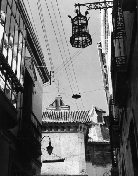 Archivo:Calle Barqueros con instalaciones eléctricas y telefónicas. Farolas. (1941). Erika Groth-Schmachtenberger.png