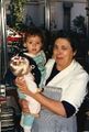María con su nieta Alba en el bar, diciembre 1988