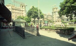 Acceso a Urinarios públicos (1998). Plaza de las Tendillas.jpg