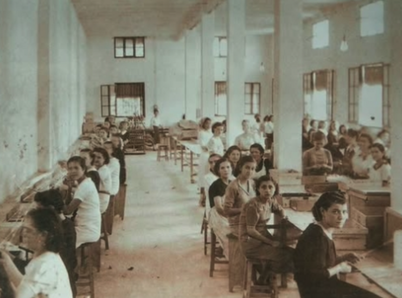 Archivo:Laboratorio Albus en calleja de Santa Inés (1940) 2.png