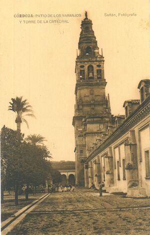 Patio de los Naranjos y Torre de la Catedral.jpg