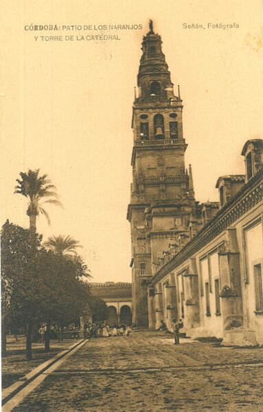 Archivo:Patio de los Naranjos y Torre de la Catedral.jpg