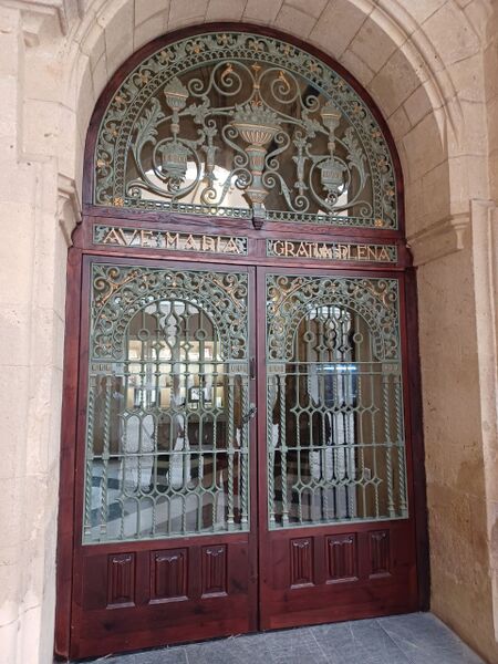 Archivo:Acceso a la capilla de San Sebastián desde el claustro.jpg