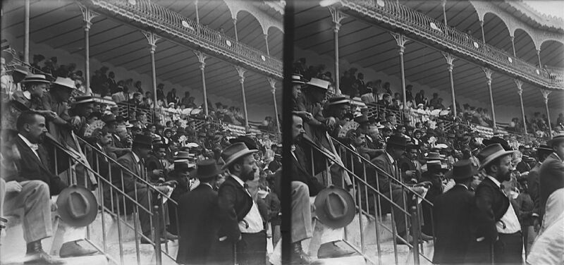 Archivo:Público en la plaz de Toros los Tejares (años 1930).jpg