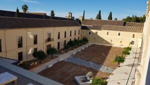 Patio del Palacio Episcopla.jpg