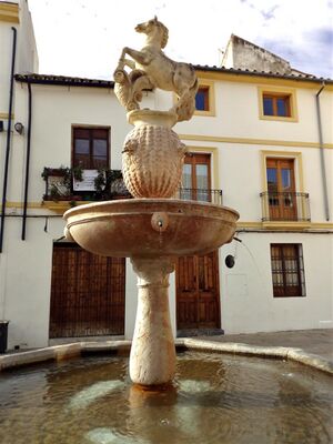Estatua y fuente plaza Potro Córdoba.jpg