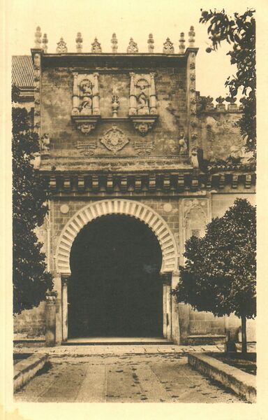Archivo:Puerta de entrada a la Mezquita.jpg