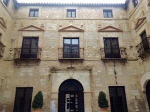 Palacio condes Sta Ana Lucena patio primero.jpg