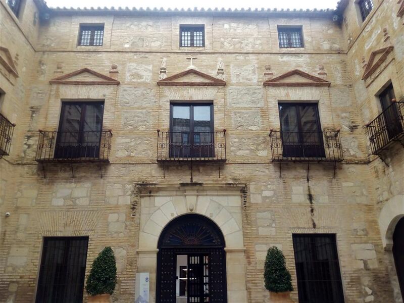 Archivo:Palacio condes Sta Ana Lucena patio primero.jpg