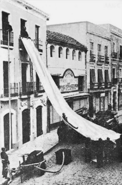 Archivo:Simulacro de Bomberos en la calle Capitulares (1930).png