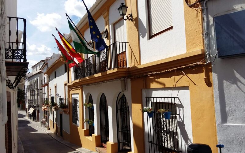 Archivo:Ayuntamiento de Iznájar.jpg