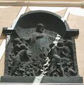 Relieve ubicado encima de la puerta principal del Colegio La Milagrosa de la calle Gondomar de Córdoba