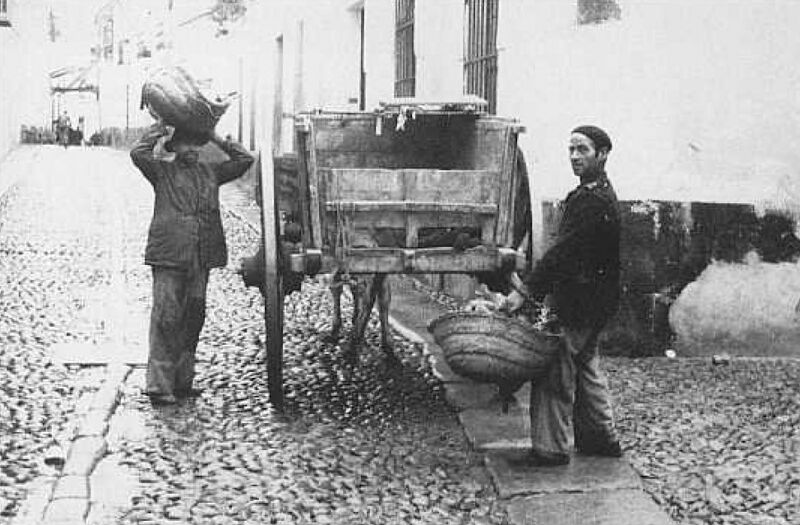 Archivo:Recogida de basura (Años 1940).jpg