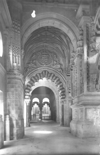 Archivo:Detalle de una nave en la Mezquita Catedral.jpg