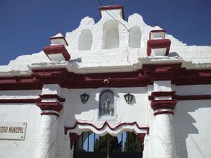 Detalle de la portada del cementerio (La Carlota).JPG