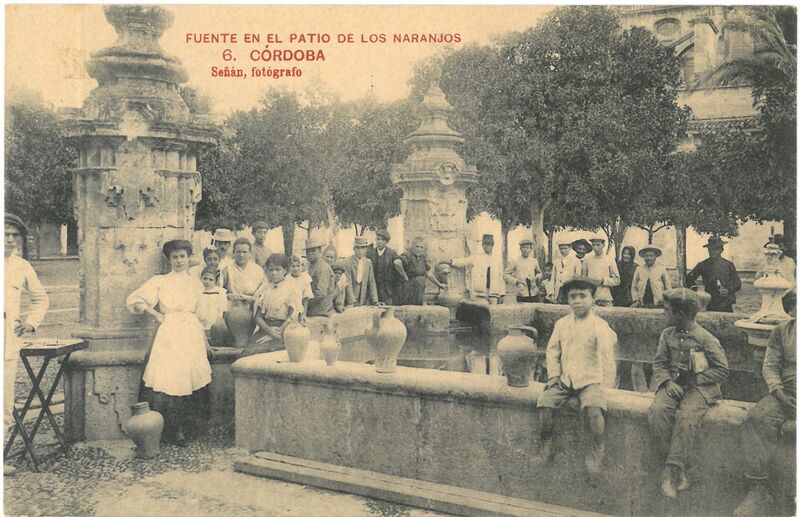 Archivo:Fuente en el patio de los Naranajos 2.jpg