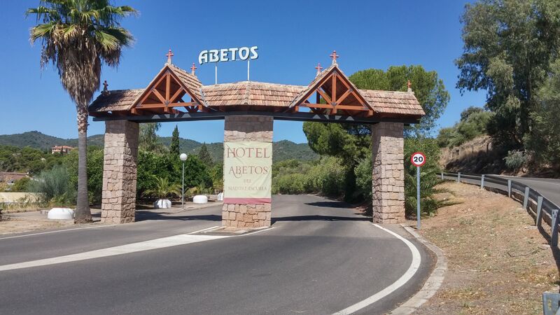 Archivo:Hotel Abetos del Maestre Escuela (2017).jpg