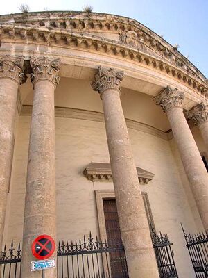 Fachada de la Iglesia del Colegio Santa Victoria (2007).jpg