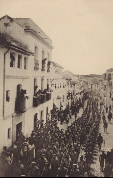 Archivo:Calle de San Fernando (1922). Cadetes de Infantería desfilando.png