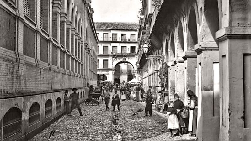 Archivo:Plaza de la Corredera y mercado de Abastos (1900)..jpg