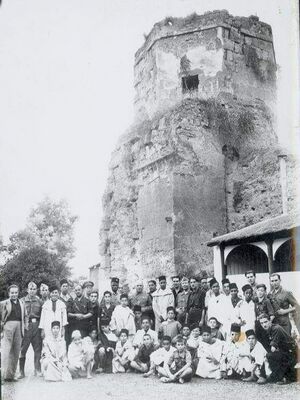 Marroquíes y militares en el Alcázar (septiembre de 1938).jpg