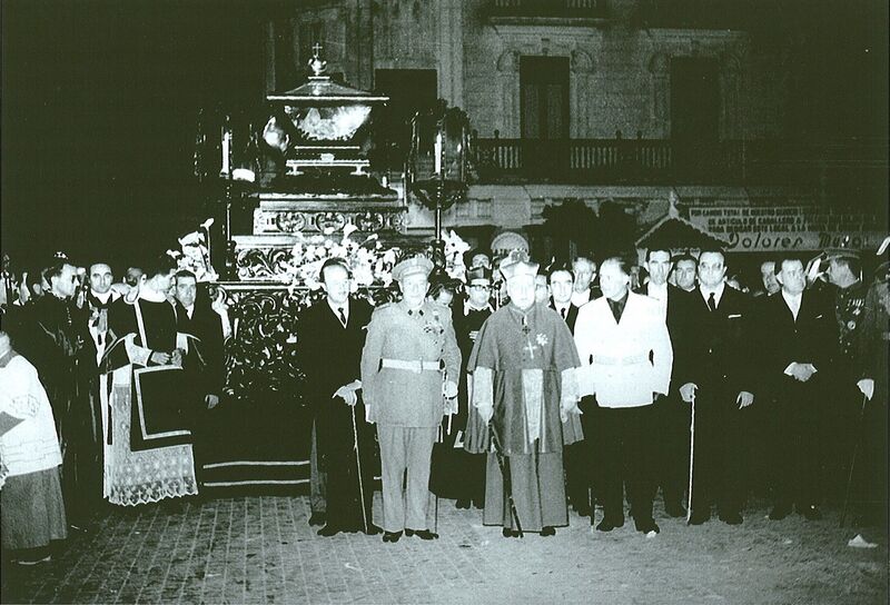 Archivo:1961 Antonio Sáez Pozuelo capataz del Santo Sepulcro durante la Procesión Oficial del Santo Entierro.jpg