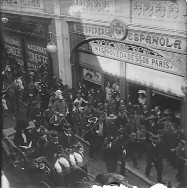 Archivo:Alfonso XIII pasando por la calle Gondomar (1904).png