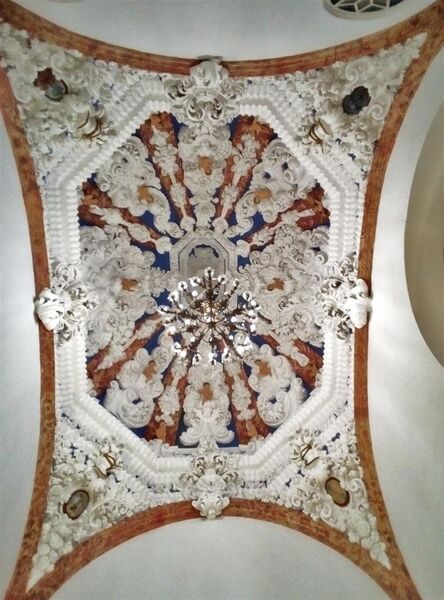 Archivo:Cúpula escalera palacio Sta Ana Lucena.jpg
