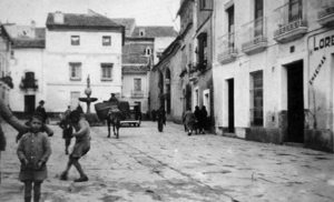 Niños jugando en la plaza del Potro (1935).png