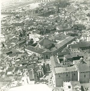 Vista aérea de la Plaza de la Compañía, colgio de Santa Victoria.jpg