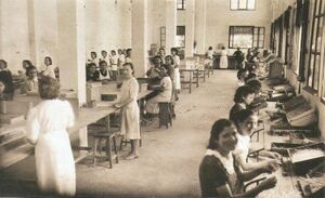 Laboratorio Albus en calleja de Santa Inés (1940).jpg
