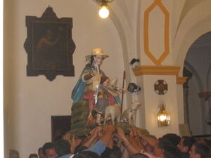 Jóvenes llevando la virgen al altar.jpg