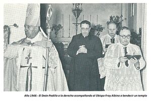 Fray Albino bendiciendo (1948).jpg