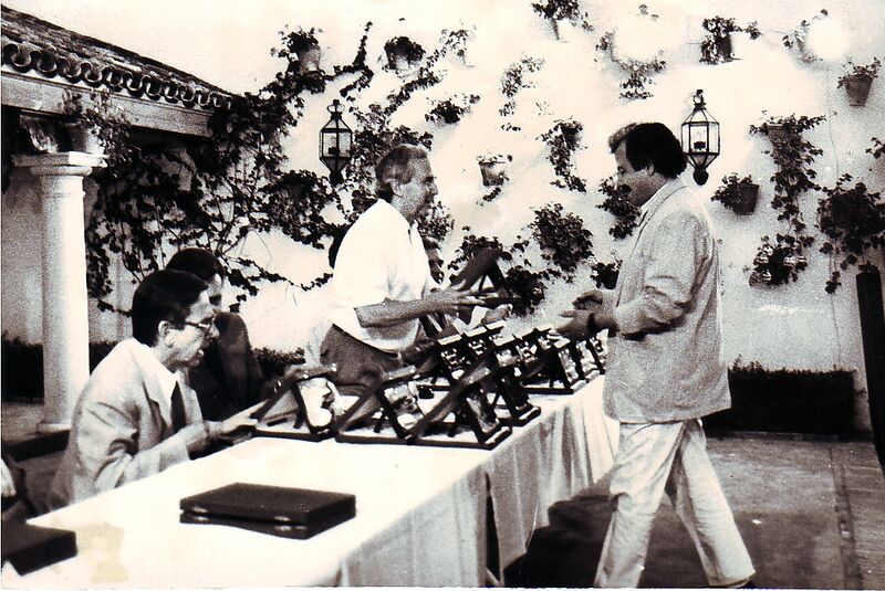 Archivo:El poeta Pablo García Baena hace entrega del título de Ateneista de Honor al periodista Manuel Fernández. Palacio de Viana, junio 1989..jpg