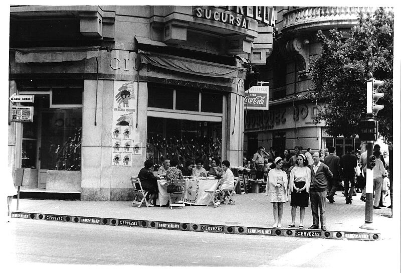 Archivo:Calle Cruz Conde con los Semáforos Bordillo (1968).jpg
