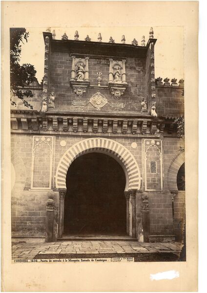 Archivo:Puerta de entrada a la Mezquita denominada de Canónigos.jpg