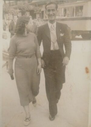 Novios en la plaza de las Tendillas (1940).jpg