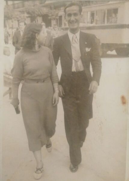 Archivo:Novios en la plaza de las Tendillas (1940).jpg