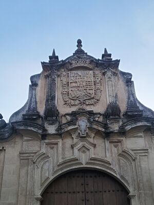 Escudo trasero de la Real Colegiata de San Hipólito.jpg