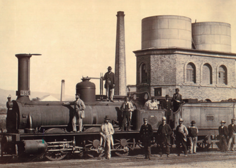 Archivo:Locomotora de mercaderías y depósito de agua en la estación de Córdoba. 1867. Copia a la albúmina. JOSÉ SPREAFICO..png